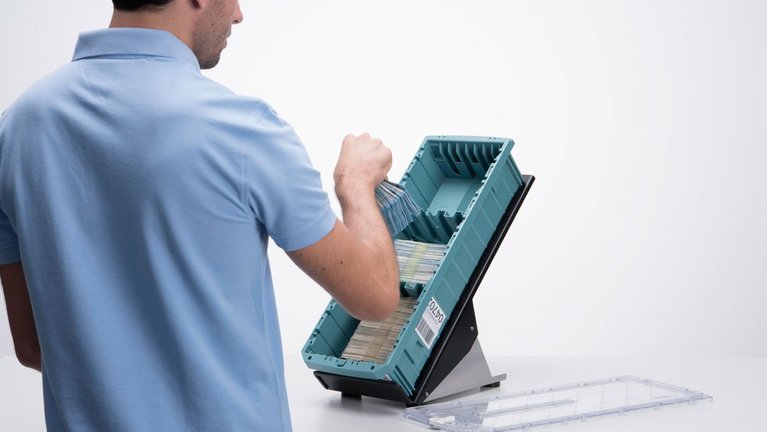 content_NotaTray_2019.jpg A man fills banknotes into a NotaTray®