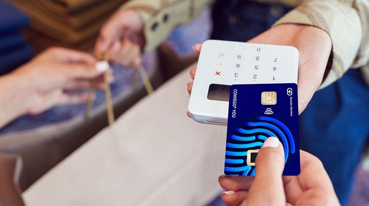 A customer pays for her purchase in a clothing store contactless with the Convego You credit card